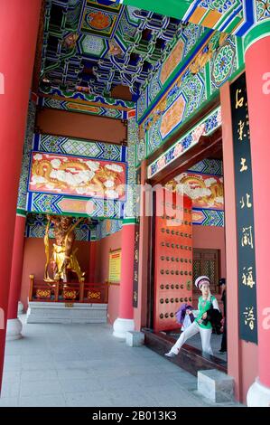 China: The Chongsheng Monastery behind San Ta Si (Three Pagodas), Dali, Yunnan.  The Chongsheng Monastery is the mother building of the Three Pagodas. It was originally built at the same time as the first pagoda, but burnt down during the Qing Dynasty. It was rebuilt in 2005.  The Three Pagodas (the symbols of Dali) are an ensemble of three independent pagodas just north of the town of Dali dating from the time of the Nanzhao kingdom and the Kingdom of Dali. Stock Photo