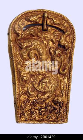 China: A golden buckle dating from the Eastern Han Dynasty (23-220 CE).  Ornamental belt buckle, decorated with a mythical animal and birds. Chiseled and hammered gold, late Han period, first or second century. Guimet Museum, Paris. Stock Photo