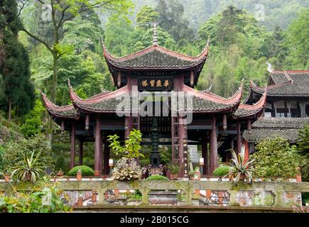 China: Pavilion in Fuhu Si (Crouching Tiger Monastery), Emeishan (Mount Emei), Sichuan Province.  Fuhu Si (Crouching Tiger Monastery) was originally built during the Tang Dynasty (618 - 907), but the present temple buildings date back to 1651. It is the largest temple on the mountain.  At 3,099 metres (10,167 ft), Mt. Emei is the highest of the Four Sacred Buddhist Mountains of China. The patron bodhisattva of Emei is Samantabhadra, known in Chinese as Puxian. 16th and 17th century sources allude to the practice of martial arts in the monasteries of Mount Emei. Stock Photo