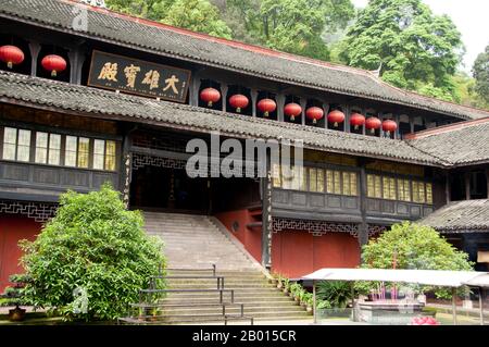 China: Fuhu Si (Crouching Tiger Monastery), Emeishan (Mount Emei), Sichuan Province.  Fuhu Si (Crouching Tiger Monastery) was originally built during the Tang Dynasty (618 - 907), but the present temple buildings date back to 1651. It is the largest temple on the mountain.  At 3,099 metres (10,167 ft), Mt. Emei is the highest of the Four Sacred Buddhist Mountains of China. The patron bodhisattva of Emei is Samantabhadra, known in Chinese as Puxian. 16th and 17th century sources allude to the practice of martial arts in the monasteries of Mount Emei. Stock Photo