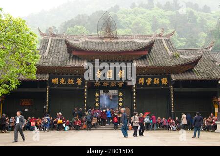 China: Entrance to Baoguo Si (Declare Nation Temple), at the foot of Emeishan (Mount Emei), Sichuan Province.  Baoguo Si (Declare Nation Temple), at the foot of Mount Emei, was first constructed in the 16th century during the Ming Dynasty (1368-1644).  At 3,099 metres (10,167 ft), Mt. Emei is the highest of the Four Sacred Buddhist Mountains of China. The patron bodhisattva of Emei is Samantabhadra, known in Chinese as Puxian. 16th and 17th century sources allude to the practice of martial arts in the monasteries of Mount Emei. Stock Photo