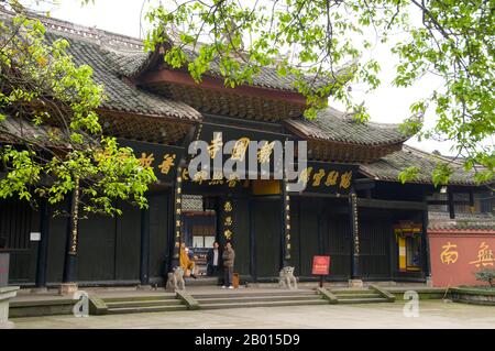 China: Entrance to Baoguo Si (Declare Nation Temple), at the foot of Emeishan (Mount Emei), Sichuan Province.  Baoguo Si (Declare Nation Temple), at the foot of Mount Emei, was first constructed in the 16th century during the Ming Dynasty (1368-1644).  At 3,099 metres (10,167 ft), Mt. Emei is the highest of the Four Sacred Buddhist Mountains of China. The patron bodhisattva of Emei is Samantabhadra, known in Chinese as Puxian. 16th and 17th century sources allude to the practice of martial arts in the monasteries of Mount Emei. Stock Photo