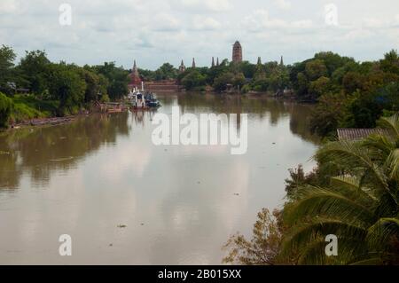 Thailand: A view of Wat Chai Wattanaram along the Chao Phraya River, Ayutthaya Historical Park.  Wat Chai Wattanaram (Watthanaram) wad built in the 17th century during the reign of King Prasat Thong (r. 1629-1656), who was the first king of the Prasat Thong Dynasty. It is built very much in the Angkor/Khmer style.  Ayutthaya (Ayudhya) was a Siamese kingdom that existed from 1351 to 1767. Ayutthaya was friendly towards foreign traders, including the Chinese, Vietnamese (Annamese), Indians, Japanese and Persians, and later the European powers, permitting them to set up villages outside the city. Stock Photo