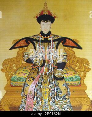 【珍】　皇帝冠　中国古美術　真珠貂皮　清朝様式 China: Empress Empress Xiao Xian Chun (Fuca). Handscroll
