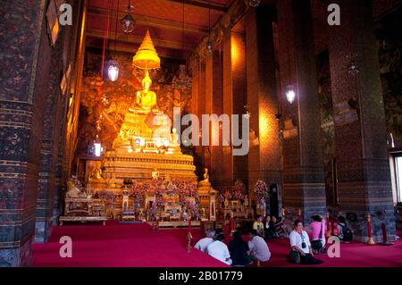 Thailand: Ayutthaya period (1351 - 1767) Buddha image in the Phra Ubosot (Main Chapel), Wat Pho (Temple of the Reclining Buddha), Bangkok.  Originally built in the 16th century, Wat Pho is Bangkok's oldest temple. King Rama I of the Chakri Dynasty (1736—1809) rebuilt the temple in the 1780s.  Officially called Wat Phra Chetuphon, it is one of Bangkok's best known Buddhist temples and is nowadays a major tourist attraction, located directly to the south of the Grand Palace. Wat Pho is famed for its Reclining Buddha and renowned as the home of traditional Thai massage. Stock Photo