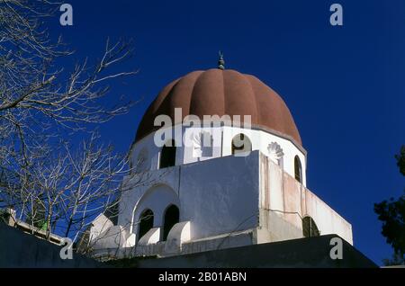 Syria: Red-roofed mausoleum of Salah al-Din (c. 1138 - 4 March 1193), near the Umayyad Mosque, Damascus.  Ṣalāḥ ad-Dīn Yūsuf ibn Ayyūb, better known in the Western world as Saladin, was a Kurdish Muslim, who became the first Ayyubid Sultan of Egypt and Syria. He led Islamic opposition to the Franks and other European Crusaders in the Levant. At the height of his power, he ruled over Egypt, Syria, Mesopotamia, Hejaz, and Yemen. He led the Muslims against the Crusaders and eventually recaptured Palestine from the Crusader Kingdom of Jerusalem after his victory in the Battle of Hattin. Stock Photo