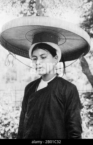 A woman of Tonkin, with a cartwheel hat (known as a Non Quai Thao or 'coarse silk strap hat'), Cho Bo town, c. 1920.  Tonkin (Bắc Kỳ in Vietnamese), sometimes spelled Tongkin, Tonquin or Tongking, is the northernmost part of Vietnam, south of China's Yunnan and Guangxi Provinces, east of northern Laos, and west of the Gulf of Tonkin. Locally, it is known as Bắc Kỳ, meaning 'Northern Region'. The name Tonkin comes from the Chinese meaning 'Eastern Capital'. Stock Photo