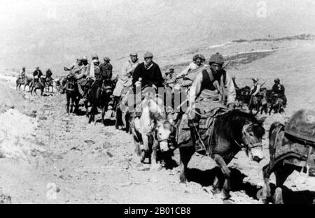 China: Tenzin Gyatso (9 July 1935 -), the 14th Dalai Lama (centre, white horse), escaping to India, Zsagola Pass, Tibet, 12 March 1959.  At the outset of the 1959 Tibetan uprising, fearing for his life, the Dalai Lama and his retinue fled Tibet with the help of the CIA's Special Activities Division, crossing into India on 30 March 1959, reaching Tezpur in Assam on 18 April. Stock Photo