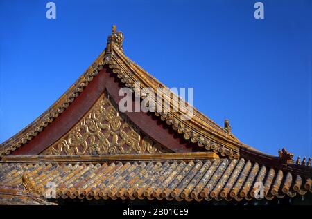 China: Elaborate roof and eaves in the Forbidden City (Zijin Cheng), Beijing.  The Forbidden City, built between 1406 and 1420, served for 500 years (until the end of the imperial era in 1911) as the seat of all power in China, the throne of the Son of Heaven and the private residence of all the Ming and Qing dynasty emperors. The complex consists of 980 buildings with 8,707 bays of rooms and covers 720,000 m2 (7,800,000 sq ft). Stock Photo