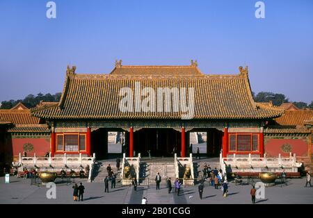China: Gate of Heavenly Purity (Qianqingmen), The Forbidden City (Zijin Cheng), Beijing.  The Forbidden City, built between 1406 and 1420, served for 500 years (until the end of the imperial era in 1911) as the seat of all power in China, the throne of the Son of Heaven and the private residence of all the Ming and Qing dynasty emperors. The complex consists of 980 buildings with 8,707 bays of rooms and covers 720,000 m2 (7,800,000 sq ft). Stock Photo