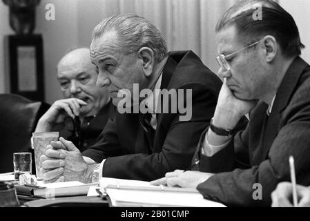 USA/Vietnam: Dean Rusk, Lyndon B. Johnson and Robert McNamara in a White House Cabinet Room meeting. Photo by Yoichi Okamoto (1915-1985, public domain), 9 February 1968.  Left to right, Dean Rusk, US Secretary of State (1961-1969), Lyndon Baines Johnson, US President (1963-1969) and Robert McNamara, US Secretary of Defense (1961-1968) confer in the White House Cabinet Rooom, at the height of the Tet Offensive in Vietnam (30 January - 28 March, 1968). Stock Photo