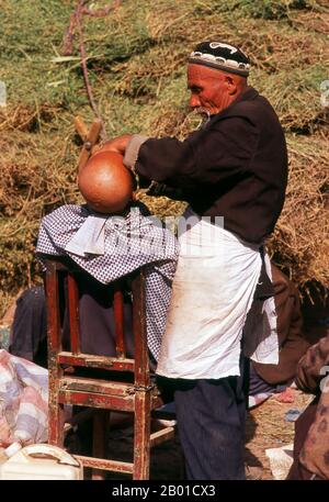 China: A shave in the sun, Kashgar, Xinjiang Province.  The earliest mention of Kashgar occurs when a Chinese Han Dynasty (206 BCE – 220 CE) envoy traveled the Northern Silk Road to explore lands to the west.  Another early mention of Kashgar is during the Former Han (also known as the Western Han Dynasty), when in 76 BCE the Chinese conquered the Xiongnu, Yutian (Khotan), Sulei (Kashgar), and a group of states in the Tarim basin almost up to the foot of the Tian Shan mountains. Stock Photo