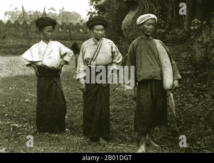Burma: Ethnic Shan persons in traditional dress outside Kengtung, c. 1892-1896.  Located in the northeast of the country, Shan State covers one-quarter of Burma’s land mass. It was traditionally separated into principalities and is mostly comprised of ethnic Shan, Burman Pa-O, Intha, Taungyo, Danu, Palaung and Kachin peoples. Stock Photo