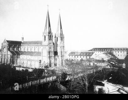 China: Shanghai's Xujiahui Cathedral (St Ignatius Cathedral) was built between 1906 and 1910.  Designed by English architect William Doyle, and built by French Jesuits between 1905 and 1910, it is said to have once been known as 'the grandest cathedral in the Far East.' It can accommodate 2,500 worshippers at the same time. In 1966, at the opening of the Cultural Revolution, Red Guards vandalised the cathedral, tearing down its spires and ceiling, and smashing its roughly 300 square metres of stained glass. For the next ten years the building served as a state-owned grain warehouse. Stock Photo