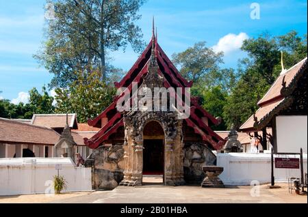 Thailand: Front gate and viharn, Wat Lai Hin, Lampang Province.  Wat Lai Hin Kaew Chang Yuan (Temple of the Standing Elephant with the Stone Shoulder) was originally constructed in 1683. Stock Photo