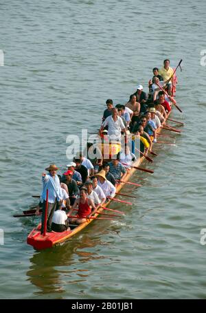 China: Dragon boat and its crew on the Li River, Guilin, Guangxi Province.  Guilin's Dragon Boat Festival is held on the fifth day of the fifth month (May) of the Chinese lunar calendar every 3 years. The festival was originally held in memory of the great Chinese poet, Quyuan.  The name Guilin means ‘Cassia Woods’ and is named after the osmanthus (cassia) blossoms that bloom throughout the autumn period.  Guilin is the scene of China’s most famous landscapes, inspiring thousands of paintings over many centuries. Stock Photo