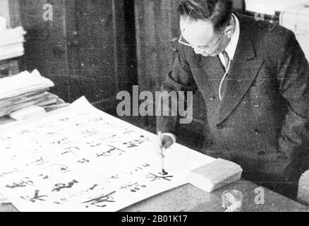 China: Guo Morou (16 November 1892 - 12 June 1978), Chinese writer, historian and intellectual, demonstrating his calligraphy, c. 1950.  Guo Moruo, originally named Guo Kaizhen and courtesy name Dingtang (鼎堂), was a Chinese author, poet, historian, archaeologist and government official from Sichuan, China. Stock Photo