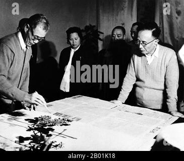 China: Guo Morou (16 November 1892 - 12 June 1978, right), Chinese writer, historian and intellectual, watching the artist Pan Tianshou (1897-1971, left) creating a painting, 1957.  Guo Moruo, originally named Guo Kaizhen and courtesy name Dingtang (鼎堂), was a Chinese author, poet, historian, archaeologist and government official from Sichuan, China.  Pan Tianshou was a notable painter and art educator of modern China. Stock Photo