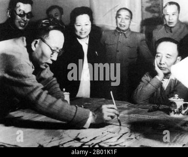 China: Guo Morou (16 November 1892 - 12 June 1978, right), Chinese writer, historian and intellectual, watching the artist Pan Tianshou (1897-1971, left) creating a painting, 1957.  Guo Moruo, originally named Guo Kaizhen and courtesy name Dingtang (鼎堂), was a Chinese author, poet, historian, archaeologist and government official from Sichuan, China.  Pan Tianshou was a notable painter and art educator of modern China. Stock Photo