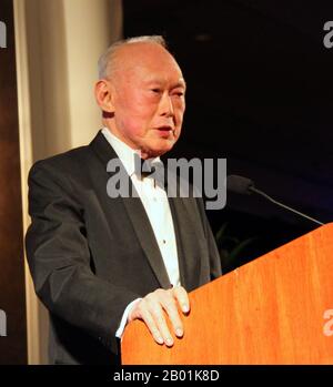 Singapore: Lee Kuan Yew (16 September 1923 - 23 March 2015), first Prime Minister of the Republic of Singapore (r. 1959-1990), giving a speech during his time as Minister Mentor (r. 2004-2011), 2009. Photo by the Singapore Government (CC BY-SA 3.0 License).  Lee Kuan Yew/Lee Kwan-Yew, GCMG, CH, is a Singaporean statesman. He was the first Prime Minister of the Republic of Singapore and was one of the longest serving Prime Ministers in the world. He oversaw the separation of Singapore from Malaysia in 1965 and its transformation from a underdeveloped colonial outpost into a major economic power Stock Photo