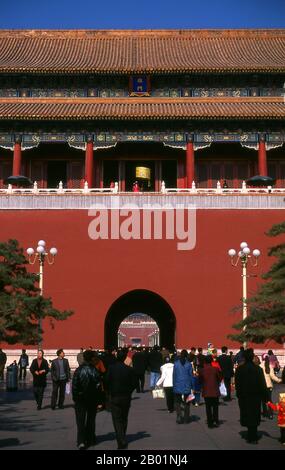 China: Duanmen (Upright Gate) and square leading to the Forbidden City (Zijin Cheng), Beijing.  The Duanmen (Upright Gate) sits between Tiananmen (Gate of Heavenly Peace) and Wumen (Meridian Gate), the main entrance to the Forbidden City. The gate was built in 1420 during the Ming Dynasty (1368-1644).  The Forbidden City, built between 1406 and 1420, served for 500 years (until the end of the imperial era in 1911) as the seat of all power in China, the throne of the Son of Heaven and the private residence of all the Ming and Qing dynasty emperors. The complex consists of 980 buildings. Stock Photo