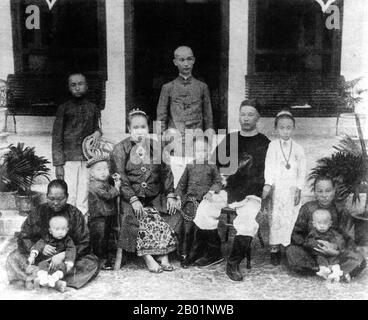 Malaysia/Singapore: A well-to-do Straits Peranakan family of Penang, the men dressed in Chinese style, the women in Malay style, late 19th century.  Peranakan Chinese and Baba-Nyonya are terms used for the descendants of late 15th and 16th-century Chinese immigrants to the Malay-Indonesian archipelago of Nusantara during the Colonial era.  Members of this community in Malaysia identify themselves as 'Nyonya-Baba' or 'Baba-Nyonya'. Nyonya is the term for the females and Baba for males. It applies especially to the ethnic Chinese populations of the British Straits Settlements of Malaya. Stock Photo