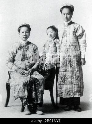 Malaysia/Singapore: Two young Nyonya women with a girl, c. 1940s.  Peranakan Chinese and Baba-Nyonya are terms used for the descendants of late 15th and 16th-century Chinese immigrants to the Malay-Indonesian archipelago of Nusantara during the Colonial era.  Members of this community in Malaysia identify themselves as 'Nyonya-Baba' or 'Baba-Nyonya'. Nyonya is the term for the females and Baba for males. It applies especially to the ethnic Chinese populations of the British Straits Settlements of Malaya and the Dutch-controlled island of Java and other locations. Stock Photo