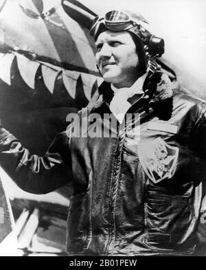 China/USA: David Lee 'Tex' Hill (13 July 1915 - 11 October 2007), fighter pilot and Flying Tigers ace in World War II, poses in front of a Curtiss P-40 Tomahawk Fighter, c. 1940s.  Triple ace Brigadier General David Lee “Tex” Hill served as leader of the American Volunteer Group’s (Flying Tigers) 2nd Squadron and commanded the Army Air Corps’ 75th Fighter Squadron and the 23rd Fighter Group. He was also the Texas Air National Guard’s first commander. Stock Photo