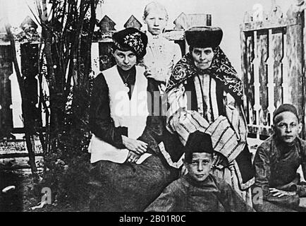 Ichkarida bolish uchun videoni tomosha qiling. Talabani hojatxonada sikishdi