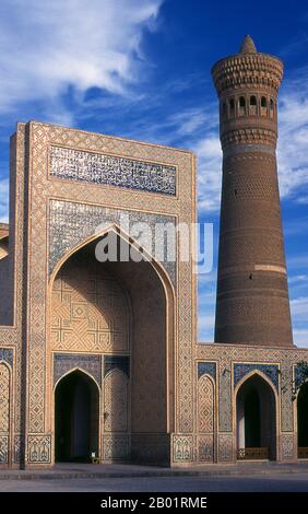 Uzbekistan: The inner courtyard of the Kalyan or Kalon mosque and minaret, part of the Po-i-Kalyan complex, Bukhara.  The Kalyan Mosque is Bukhara's congregational mosque or Friday Mosque. It was built in the 16th century on the site of an older mosque destroyed by Genghis Khan.  The Kalyan minaret or Minâra-i Kalân (Pesian/Tajik for the 'Grand Minaret') is part of the Po-i-Kalyan mosque complex and was designed by Bako and built by the Qarakhanid ruler Arslan Khan in 1127.  The minaret is made in the form of a circular-pillar brick tower, narrowing upwards. Stock Photo