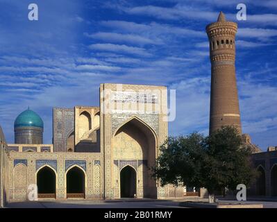 Uzbekistan: The inner courtyard of the Kalyan or Kalon mosque and minaret, part of the Po-i-Kalyan complex, Bukhara.  The Kalyan Mosque is Bukhara's congregational mosque or Friday Mosque. It was built in the 16th century on the site of an older mosque destroyed by Genghis Khan.  The Kalyan minaret or Minâra-i Kalân (Pesian/Tajik for the 'Grand Minaret') is part of the Po-i-Kalyan mosque complex and was designed by Bako and built by the Qarakhanid ruler Arslan Khan in 1127.  The minaret is made in the form of a circular-pillar brick tower, narrowing upwards. Stock Photo