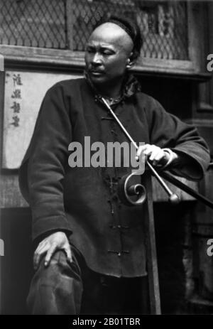 USA: 'The Shoemaker'. San Francisco Chinatown. Photo by Arnold Genthe (1869-1942), c. 1900.  San Francisco's Chinatown was the port of entry for early Hoisanese and Zhongshanese Chinese immigrants from the Guangdong province of southern China from the 1850s to the 1900s. The area was the one geographical region deeded by the city government and private property owners which allowed Chinese persons to inherit and inhabit dwellings within the city.  The majority of these Chinese shopkeepers, restaurant owners and hired workers in San Francisco Chinatown were predominantly Hoisanese and male. Stock Photo