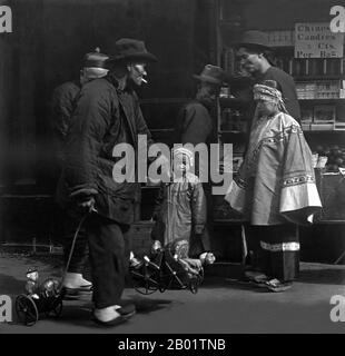 USA: Itinerant toy seller, San Francisco Chinatown. Photo by Arnold Genthe (1869-1942), c. 1900.  San Francisco's Chinatown was the port of entry for early Hoisanese and Zhongshanese Chinese immigrants from the Guangdong province of southern China from the 1850s to the 1900s. The area was the one geographical region deeded by the city government and private property owners which allowed Chinese persons to inherit and inhabit dwellings within the city.  The majority of these Chinese shopkeepers, restaurant owners and hired workers in San Francisco were predominantly Hoisanese and male. Stock Photo