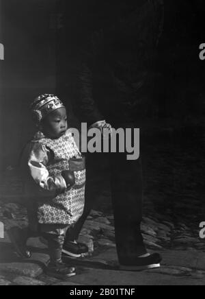 USA: Young child with father, San Francisco Chinatown. Photo by Arnold Genthe (1869-1942), c. 1896.  San Francisco's Chinatown was the port of entry for early Hoisanese and Zhongshanese Chinese immigrants from the Guangdong province of southern China from the 1850s to the 1900s. The area was the one geographical region deeded by the city government and private property owners which allowed Chinese persons to inherit and inhabit dwellings within the city.  The majority of these Chinese shopkeepers, restaurant owners and hired workers in San Francisco were predominantly Hoisanese and male. Stock Photo