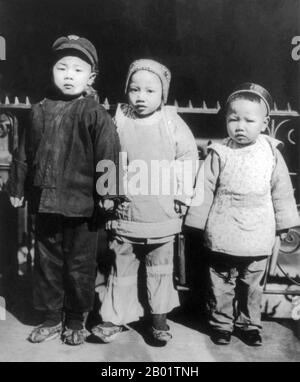 USA: A group of children, New Year's Day, San Francisco Chinatown. Photo by Arnold Genthe (1869-1942), c. 1909.  San Francisco's Chinatown was the port of entry for early Hoisanese and Zhongshanese Chinese immigrants from the Guangdong province of southern China from the 1850s to the 1900s. The area was the one geographical region deeded by the city government and private property owners which allowed Chinese persons to inherit and inhabit dwellings within the city.  The majority of these Chinese shopkeepers, restaurant owners and hired workers in San Francisco were mainly Hoisanese and male. Stock Photo