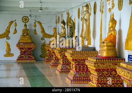 Thailand: Buddha figures in the cloister surrounding the old chedi at Wat Yang Kuang, Suriyawong Road, Chiang Mai, northern Thailand.  Wat Yang Kuang, Suriyawong Road, Chiang Mai has a long and chequered history. Originally mentioned in the Nirat Haripunchai (1517) as Wat Nang Rua, it was abandoned as a result of the destructive 18th century wars with Burma, leading to the abandonment of the city of Chiang Mai between 1775 and 1797 on the instruction of Chao Kawila. Stock Photo