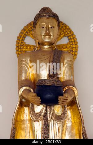 Thailand: Buddha with alms bowl in the cloister surrounding the old chedi at Wat Yang Kuang, Suriyawong Road, Chiang Mai, northern Thailand.  Wat Yang Kuang, Suriyawong Road, Chiang Mai has a long and chequered history. Originally mentioned in the Nirat Haripunchai (1517) as Wat Nang Rua, it was abandoned as a result of the destructive 18th century wars with Burma, leading to the abandonment of the city of Chiang Mai between 1775 and 1797 on the instruction of Chao Kawila. Stock Photo