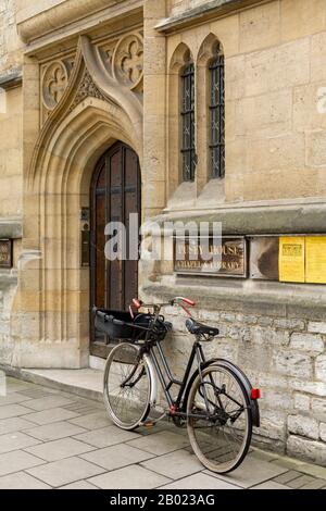 Scholar's bike resting against the wall of Pusey House Chapel and Library, Oxord University, England Stock Photo