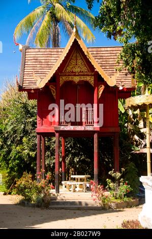 Wat Puttha En (วัดพุทธเอ้น) is a typically northern Thai-style temple, established in 1868. It is chiefly remarkable for its small, wooden bot nam (โบสถ์น้ำ) or ordination hall, built atop pillars in the centre of a square lotus pond. Such ‘water chapels’ are rare across Thailand. The newly renovated viharn is attractive but unremarkable, but behind, on etiolated red wooden piles, stands a northern-style ho trai (scripture library), decorated with red and gold lai kram patterns.  Tucked away in a narrow valley, Mae Chaem (แม่แจ่ม) must rank as one of the least accessible corners of Chiang Mai. Stock Photo