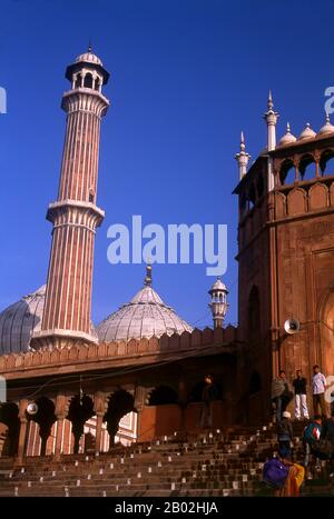 Delhi’s great Masjid-i Jahān-Numā, commonly known as the Jama Masjid or Friday Mosque is the largest in the country, with a courtyard capable of holding 25,000 worshippers. It was built in 1644, the last in a series of magnificent architectural achievements by Shah Jahan, the Moghul emperor who also built the Taj Mahal and the Red Fort.  The elaborately decorated mosque has three great gateways, four towers and two 40m (131ft) high minarets constructed of alternating bands of red sandstone and white marble. Non-Muslims are welcome to visit the mosque but preferably not during prayer times; rev Stock Photo