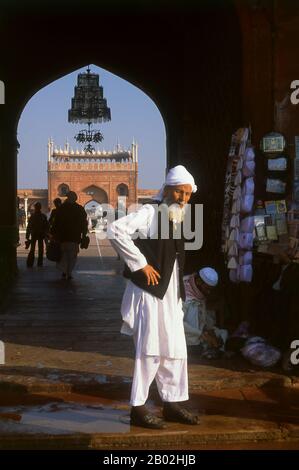 Delhi’s great Masjid-i Jahān-Numā, commonly known as the Jama Masjid or Friday Mosque is the largest in the country, with a courtyard capable of holding 25,000 worshippers. It was built in 1644, the last in a series of magnificent architectural achievements by Shah Jahan, the Moghul emperor who also built the Taj Mahal and the Red Fort.  The elaborately decorated mosque has three great gateways, four towers and two 40m (131ft) high minarets constructed of alternating bands of red sandstone and white marble. Non-Muslims are welcome to visit the mosque but preferably not during prayer times; rev Stock Photo