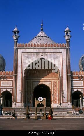 Delhi’s great Masjid-i Jahān-Numā, commonly known as the Jama Masjid or Friday Mosque is the largest in the country, with a courtyard capable of holding 25,000 worshippers. It was built in 1644, the last in a series of magnificent architectural achievements by Shah Jahan, the Moghul emperor who also built the Taj Mahal and the Red Fort.  The elaborately decorated mosque has three great gateways, four towers and two 40m (131ft) high minarets constructed of alternating bands of red sandstone and white marble. Non-Muslims are welcome to visit the mosque but preferably not during prayer times; rev Stock Photo