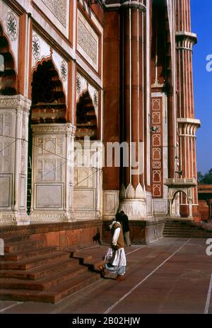 Delhi’s great Masjid-i Jahān-Numā, commonly known as the Jama Masjid or Friday Mosque is the largest in the country, with a courtyard capable of holding 25,000 worshippers. It was built in 1644, the last in a series of magnificent architectural achievements by Shah Jahan, the Moghul emperor who also built the Taj Mahal and the Red Fort.  The elaborately decorated mosque has three great gateways, four towers and two 40m (131ft) high minarets constructed of alternating bands of red sandstone and white marble. Non-Muslims are welcome to visit the mosque but preferably not during prayer times; rev Stock Photo