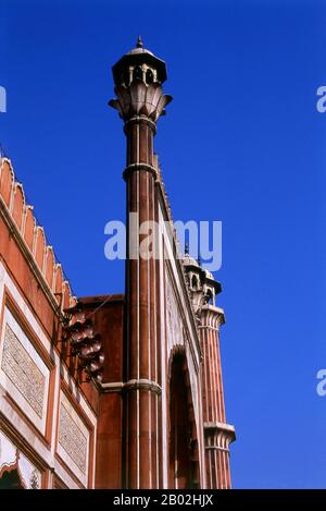 Delhi’s great Masjid-i Jahān-Numā, commonly known as the Jama Masjid or Friday Mosque is the largest in the country, with a courtyard capable of holding 25,000 worshippers. It was built in 1644, the last in a series of magnificent architectural achievements by Shah Jahan, the Moghul emperor who also built the Taj Mahal and the Red Fort.  The elaborately decorated mosque has three great gateways, four towers and two 40m (131ft) high minarets constructed of alternating bands of red sandstone and white marble. Non-Muslims are welcome to visit the mosque but preferably not during prayer times; rev Stock Photo