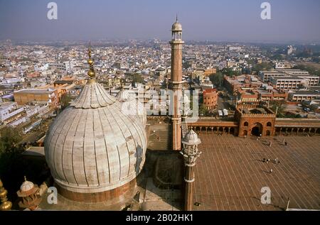 Delhi’s great Masjid-i Jahān-Numā, commonly known as the Jama Masjid or Friday Mosque is the largest in the country, with a courtyard capable of holding 25,000 worshippers. It was built in 1644, the last in a series of magnificent architectural achievements by Shah Jahan, the Moghul emperor who also built the Taj Mahal and the Red Fort.  The elaborately decorated mosque has three great gateways, four towers and two 40m (131ft) high minarets constructed of alternating bands of red sandstone and white marble. Non-Muslims are welcome to visit the mosque but preferably not during prayer times; rev Stock Photo