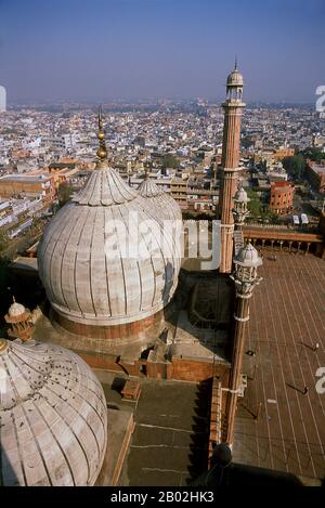 Delhi’s great Masjid-i Jahān-Numā, commonly known as the Jama Masjid or Friday Mosque is the largest in the country, with a courtyard capable of holding 25,000 worshippers. It was built in 1644, the last in a series of magnificent architectural achievements by Shah Jahan, the Moghul emperor who also built the Taj Mahal and the Red Fort.  The elaborately decorated mosque has three great gateways, four towers and two 40m (131ft) high minarets constructed of alternating bands of red sandstone and white marble. Non-Muslims are welcome to visit the mosque but preferably not during prayer times; rev Stock Photo