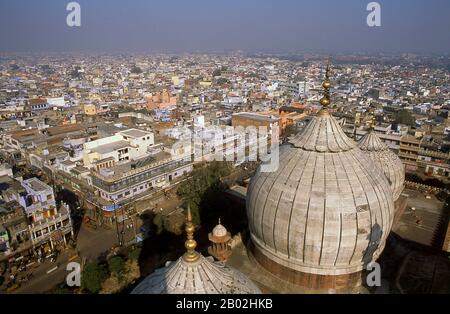 Delhi’s great Masjid-i Jahān-Numā, commonly known as the Jama Masjid or Friday Mosque is the largest in the country, with a courtyard capable of holding 25,000 worshippers. It was built in 1644, the last in a series of magnificent architectural achievements by Shah Jahan, the Moghul emperor who also built the Taj Mahal and the Red Fort.  The elaborately decorated mosque has three great gateways, four towers and two 40m (131ft) high minarets constructed of alternating bands of red sandstone and white marble. Non-Muslims are welcome to visit the mosque but preferably not during prayer times; rev Stock Photo