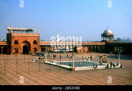 Delhi’s great Masjid-i Jahān-Numā, commonly known as the Jama Masjid or Friday Mosque is the largest in the country, with a courtyard capable of holding 25,000 worshippers. It was built in 1644, the last in a series of magnificent architectural achievements by Shah Jahan, the Moghul emperor who also built the Taj Mahal and the Red Fort.  The elaborately decorated mosque has three great gateways, four towers and two 40m (131ft) high minarets constructed of alternating bands of red sandstone and white marble. Non-Muslims are welcome to visit the mosque but preferably not during prayer times; rev Stock Photo