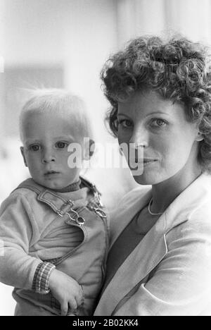 Su Kramer, deutsche Schlager- und Popsängerin, mit Sohn Alexander in Hamburg, Deutschland um 1975. German schlager and pop singer Su Kramer with son Alexander at Hamburg, Germany around 1975. Stock Photo