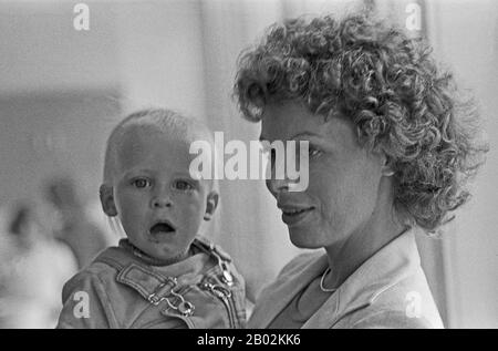 Su Kramer, deutsche Schlager- und Popsängerin, mit Sohn Alexander in Hamburg, Deutschland um 1975. German schlager and pop singer Su Kramer with son Alexander at Hamburg, Germany around 1975. Stock Photo